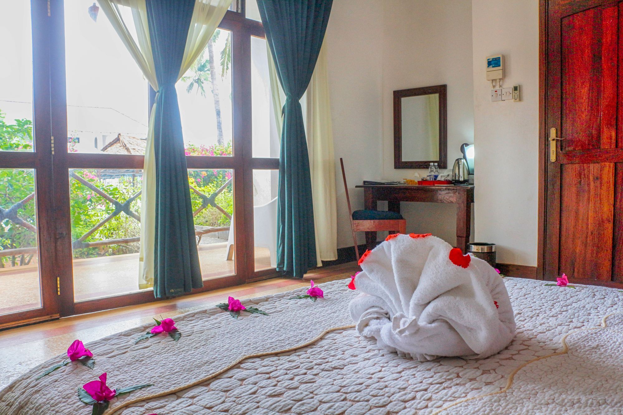 African Sun Sand Sea Beach Resort & Spa Bwejuu Exterior foto